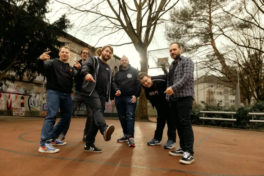 Photo von 100 KILO HERZ + DREI METER FELDWEG